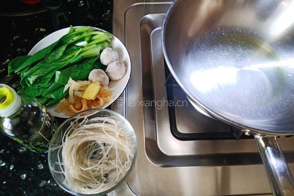 鸡毛菜粉丝皮肚汤的做法图解2