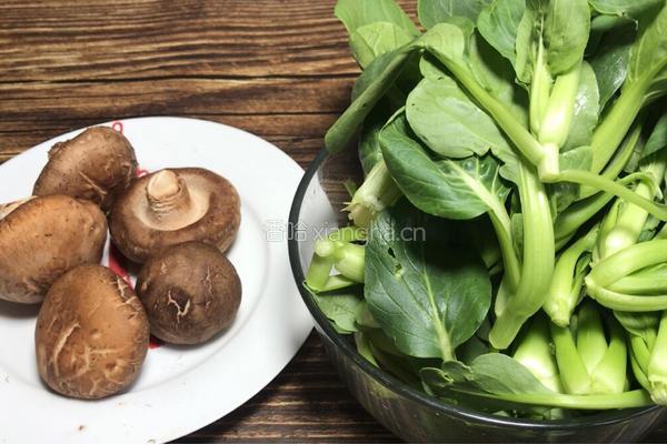 香菇炒小白菜的做法图解1
