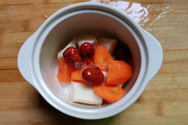 胡萝卜山药瘦肉汤的做法图解3