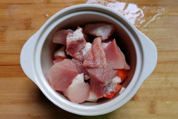 胡萝卜山药瘦肉汤的做法图解4