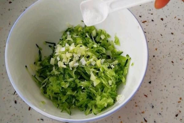 黄瓜蛋饼的做法图解4
