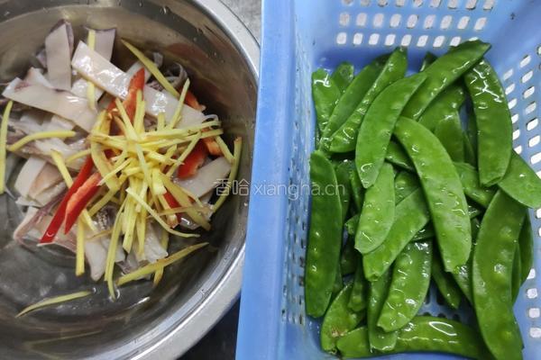 荷兰豆炒鱿鱼的做法图解1