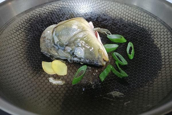 鱼头豆腐汤的做法图解3