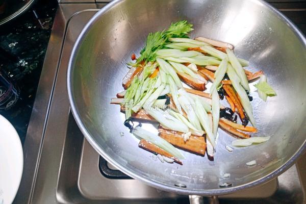 西芹炒香干的做法图解5