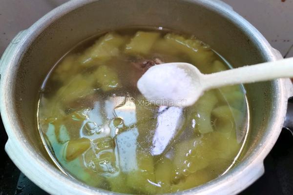 猪肉骨苦瓜汤的做法图解7