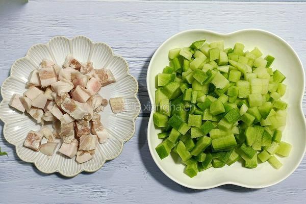 五花肉烀萝卜丁的做法图解2