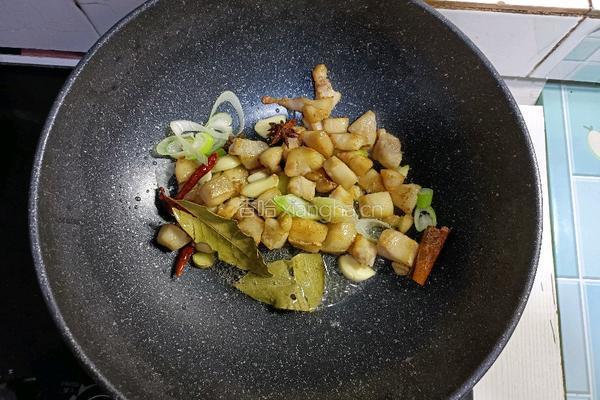 五花肉烀萝卜丁的做法图解6