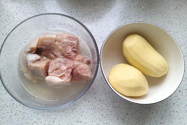 土豆炖鸡块的做法图解2