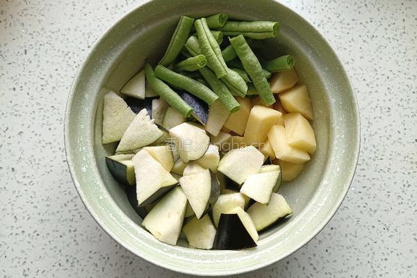 土豆茄子炖豆角的做法图解2
