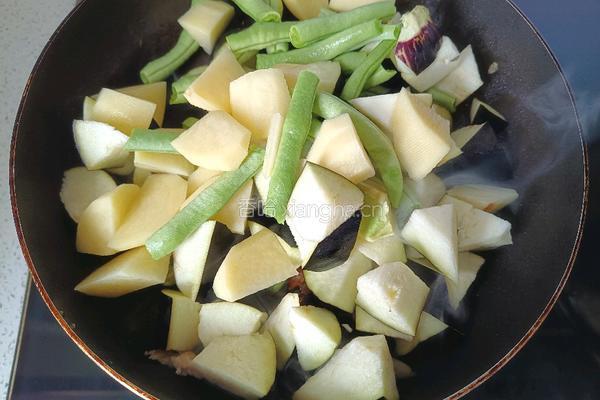 土豆茄子炖豆角的做法图解5