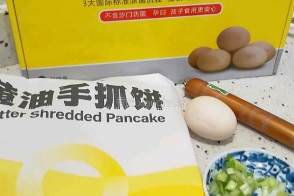 鸡蛋手抓饼的做法图解1