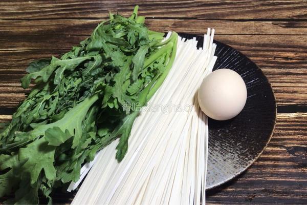 茼蒿鸡蛋汤面的做法图解1