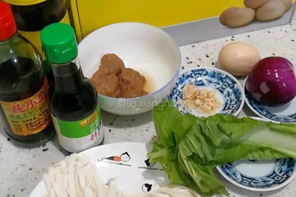 肉丸鸡蛋手擀面的做法图解1
