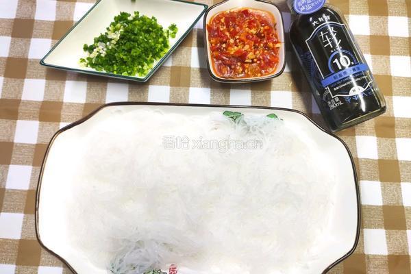 剁椒金针菇蒸粉丝的做法图解2