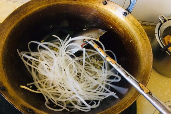 酸菜炒粉条的做法图解5