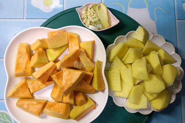 南瓜炖土豆的做法图解1