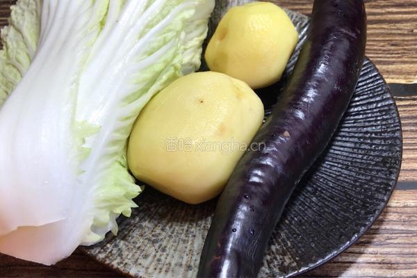 白菜茄子烧土豆的做法图解1