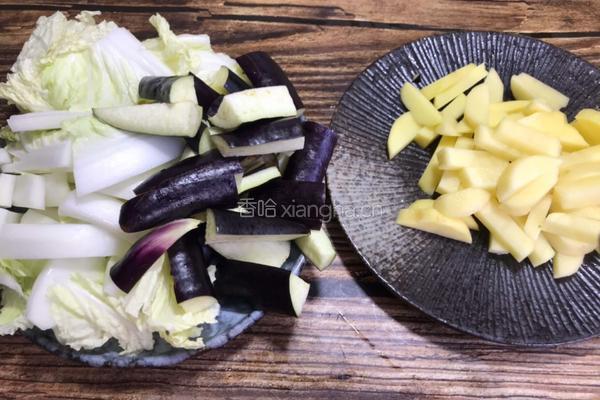 白菜茄子烧土豆的做法图解2