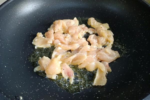 口蘑香煎鸡胸肉的做法图解7