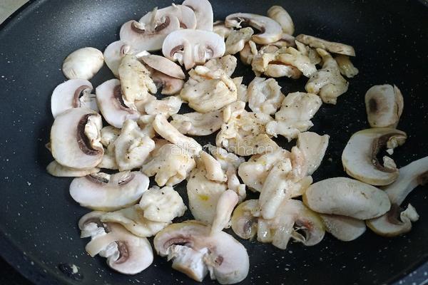 口蘑香煎鸡胸肉的做法图解8