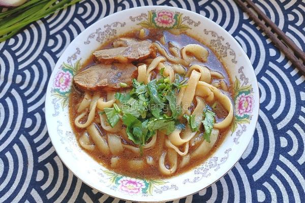 猪肉汤面的做法图解1