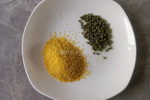 绿豆小米粥的做法图解1