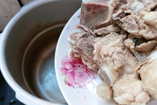 猪肉骨芦笋汤的做法图解3