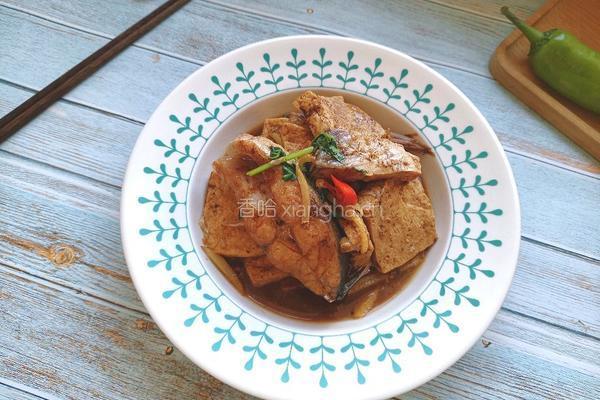 家常豆腐炖鱼的做法图解1