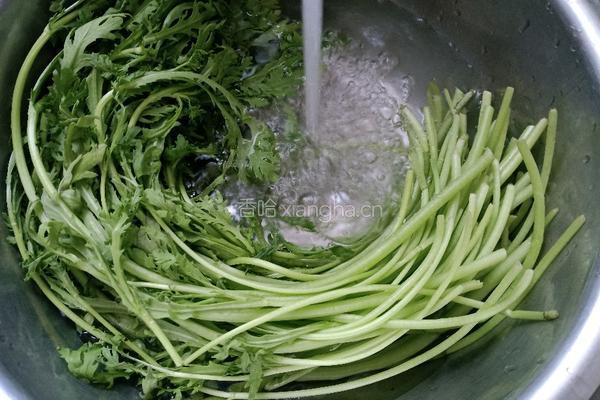 蒜蓉茼蒿的做法图解2