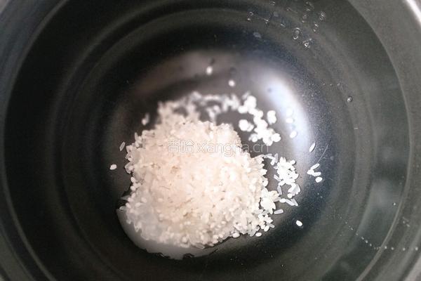 皮蛋瘦肉粥的做法图解2