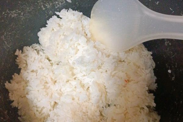 酱油蛋炒饭的做法图解1