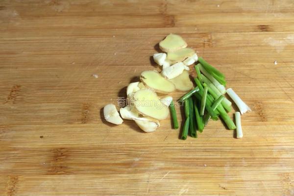 菜梗萝卜炖土豆的做法图解5