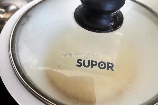 大盘鸡焖花卷的做法图解1