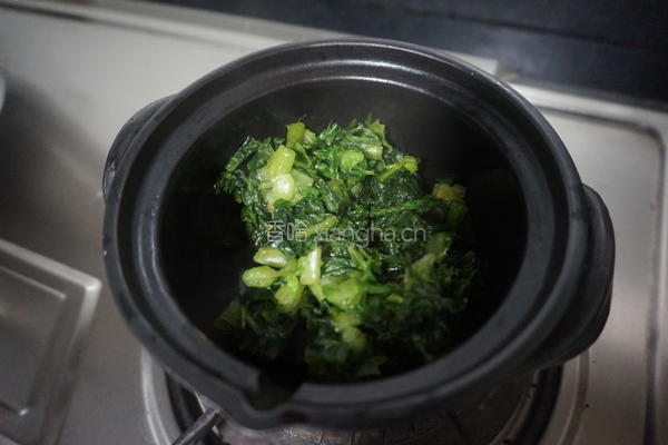 莴笋叶豆腐煲的做法图解3