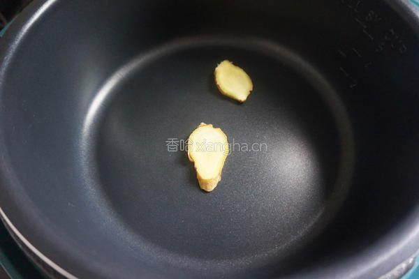 莴笋香菇蹄髈汤的做法图解2
