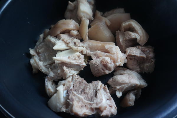 莴笋香菇蹄髈汤的做法图解3