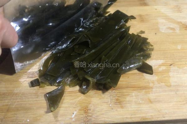 青菜海带小米粥的做法图解1