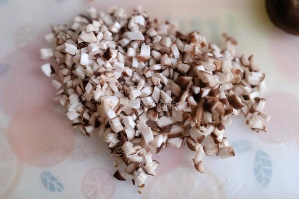 香菇鲜肉馄饨的做法图解1