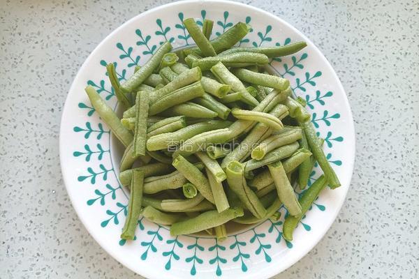 土豆炖豆角焖面的做法图解3