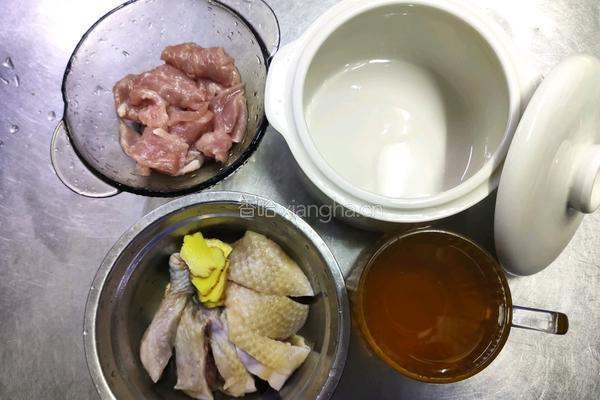 客家黄酒炖鸡的做法图解1