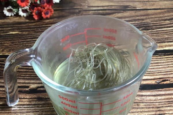 白菜炖粉条的做法图解1