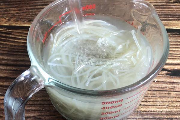 白菜炖粉条的做法图解5