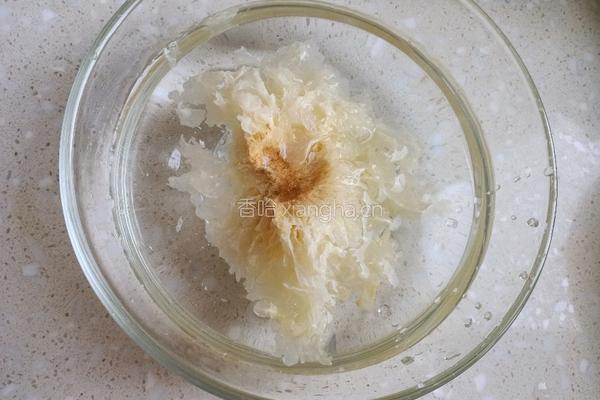 马蹄雪梨银耳汤的做法图解1