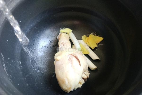 马蹄玉米鸡腿汤的做法图解3