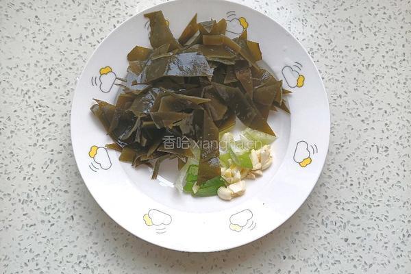 海带白菜炖丸子的做法图解3