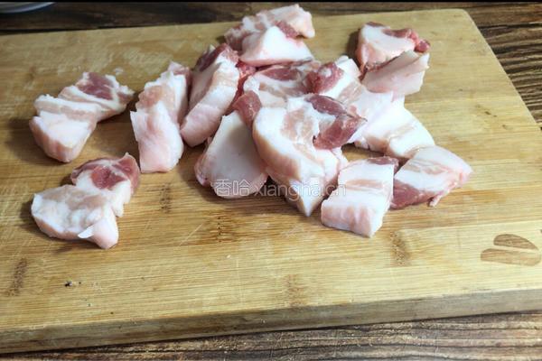 红烧肉炖莲藕的做法图解2