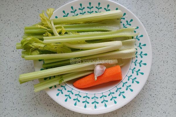 芹菜炒胡萝卜的做法图解2