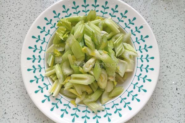 芹菜炒胡萝卜的做法图解4