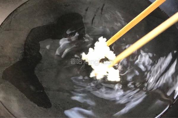 茼蒿荷包蛋汤面的做法图解2