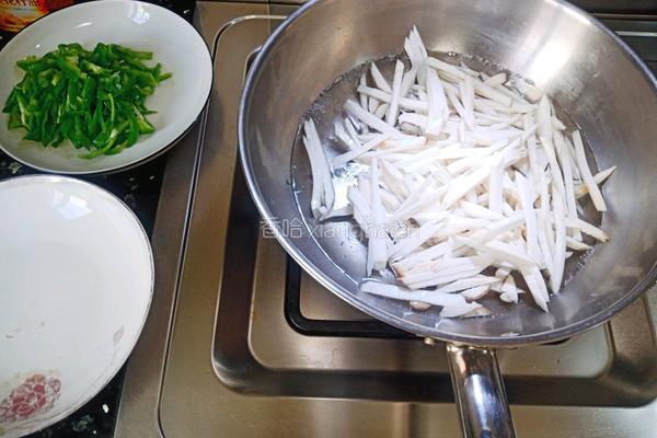 杏鲍菇肉沫炒辣椒的做法图解3